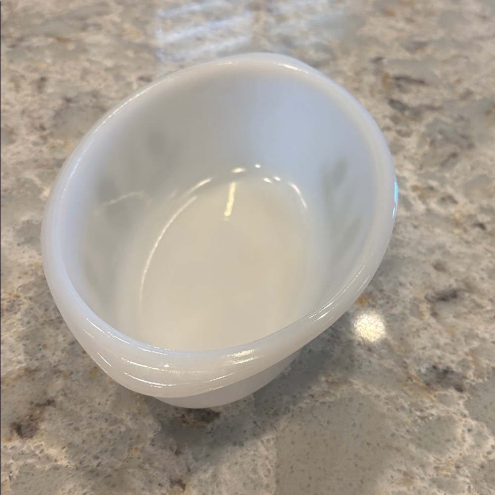 Glassware casserole 1 quart milk glass dish in green daisy pattern. 10 wide - Picture 3 of 9